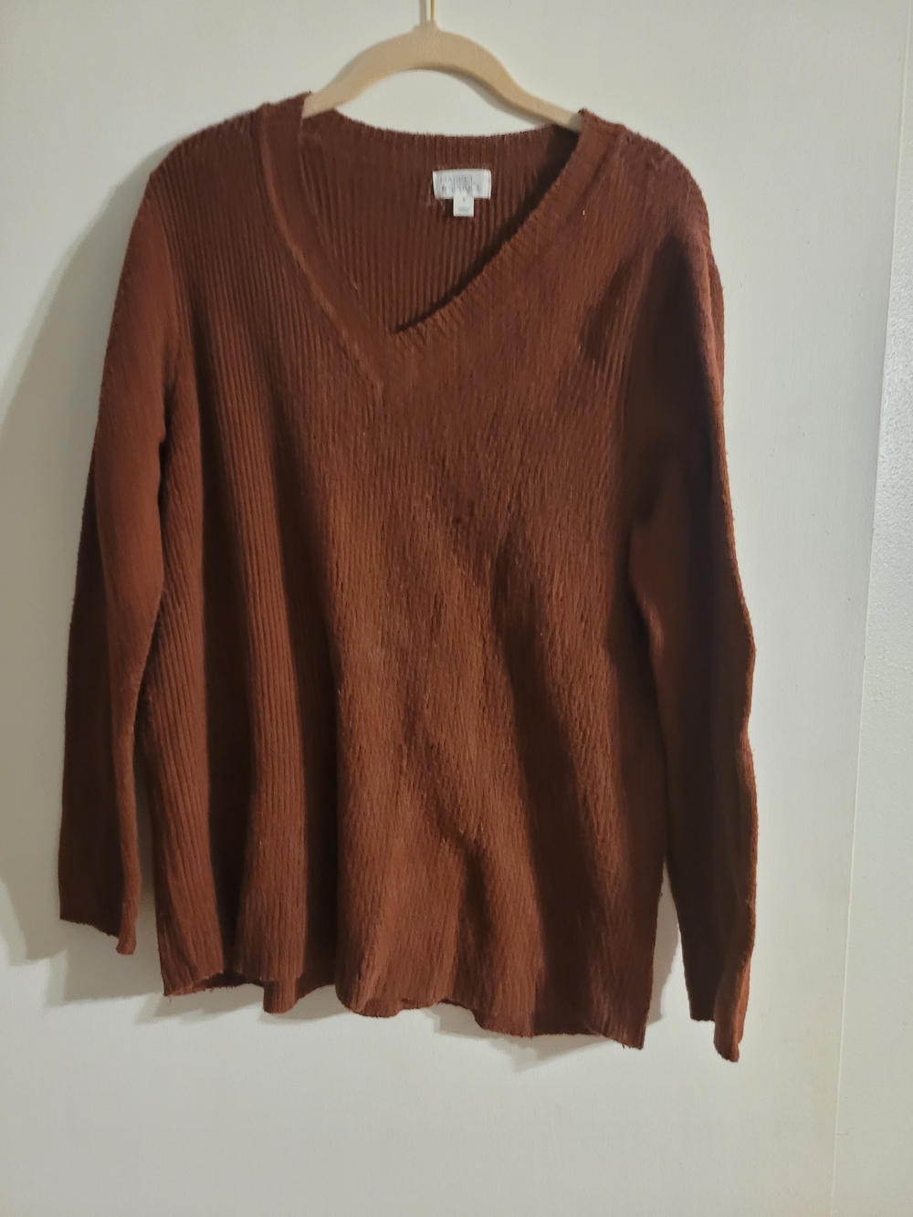 Market & Spruce V-Neck Ribbed Sweater in Rust